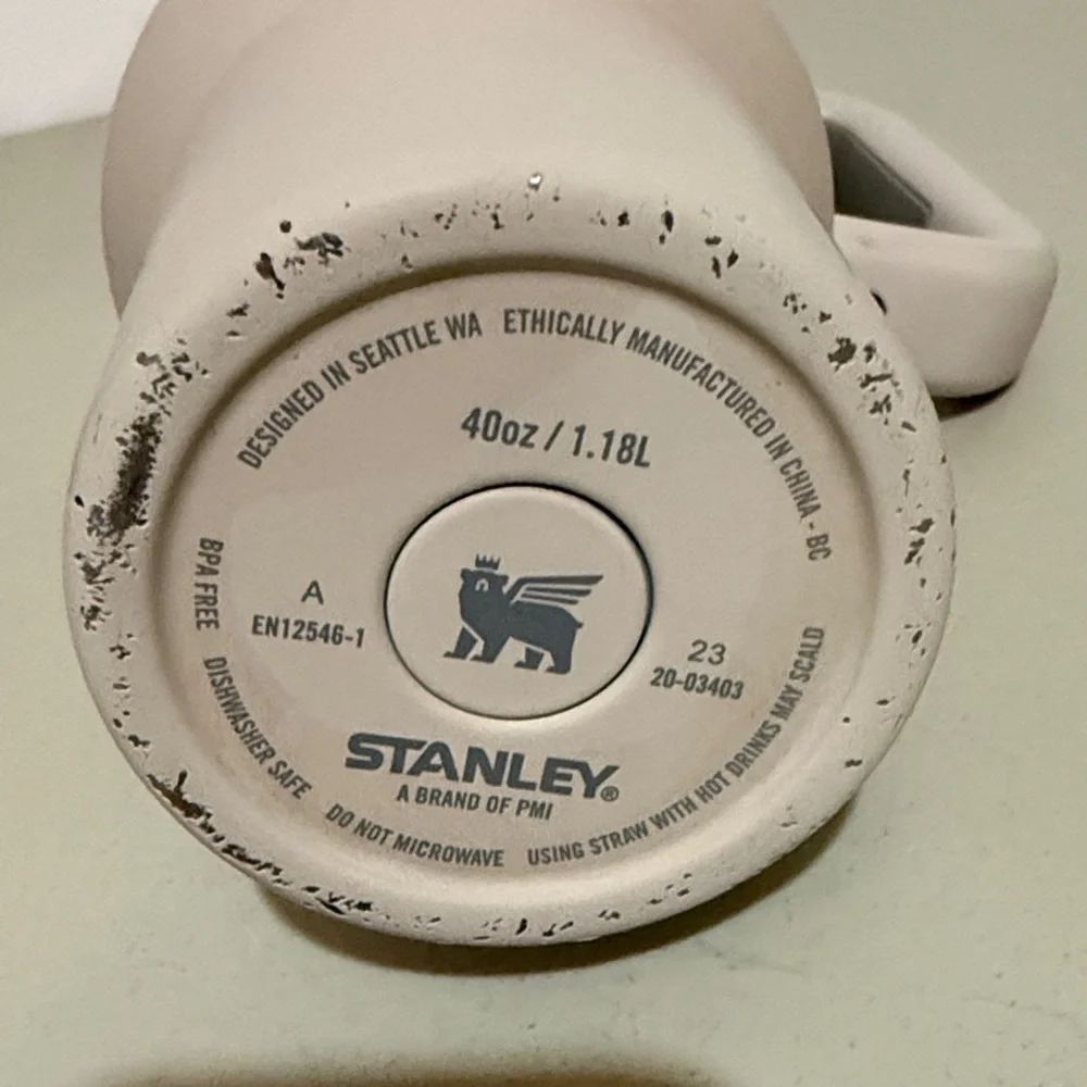 Stanley Classic Travel Mug with Handle and Straw - 40 oz - Picture 4 of 4